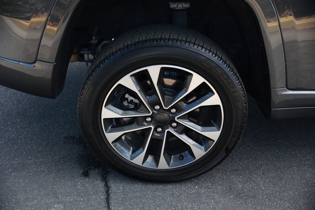 Used 2023 Jeep Grand Cherokee Overland w/ Luxury Tech Group IV AWD/4WD image 9