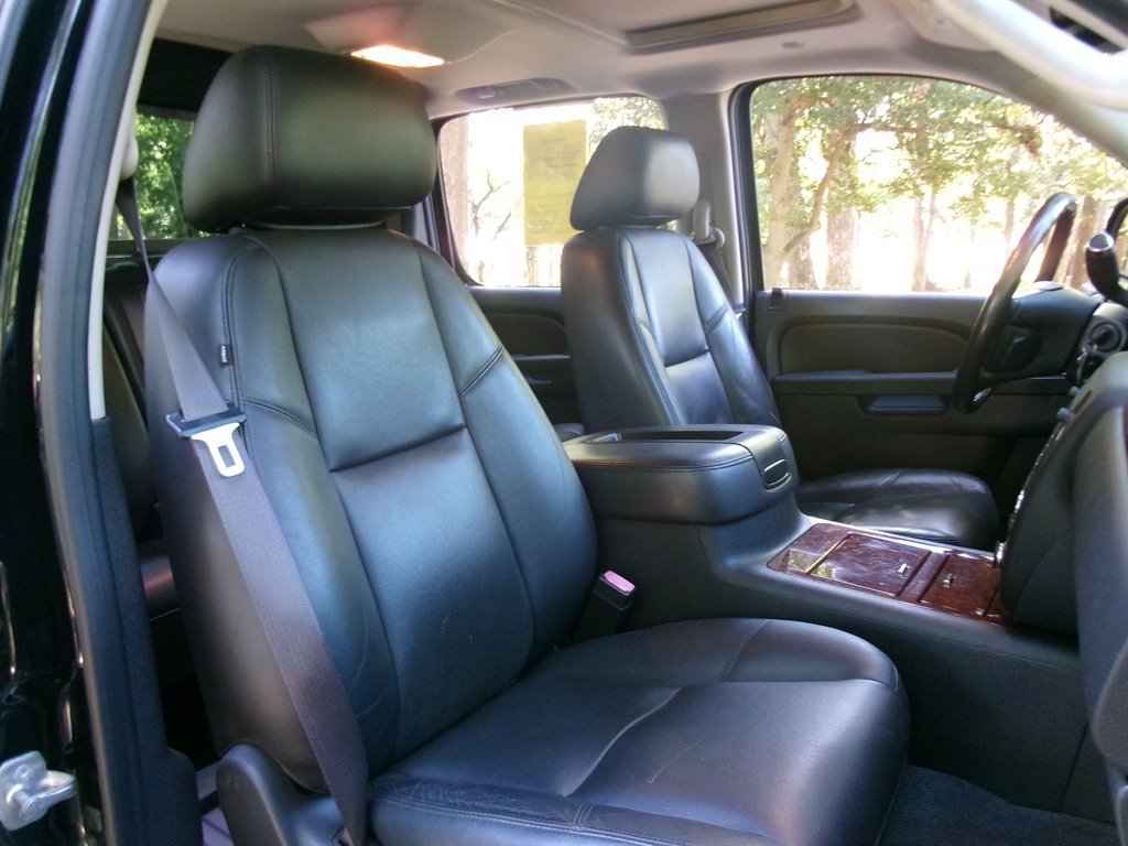 Used 2013 Chevrolet Avalanche LTZ RWD image 21