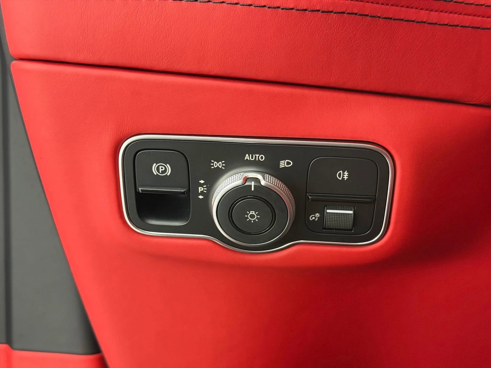 Used 2023 Aston Martin DBX image 32