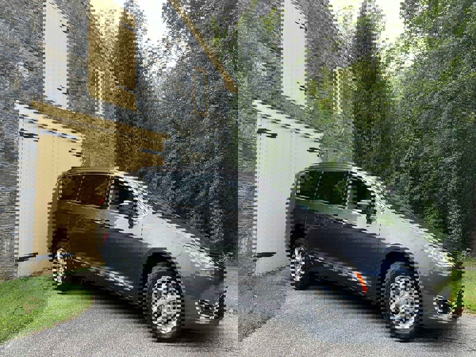 Used 2017 Chrysler Pacifica Touring-L w/ Tire & Wheel Group image 35