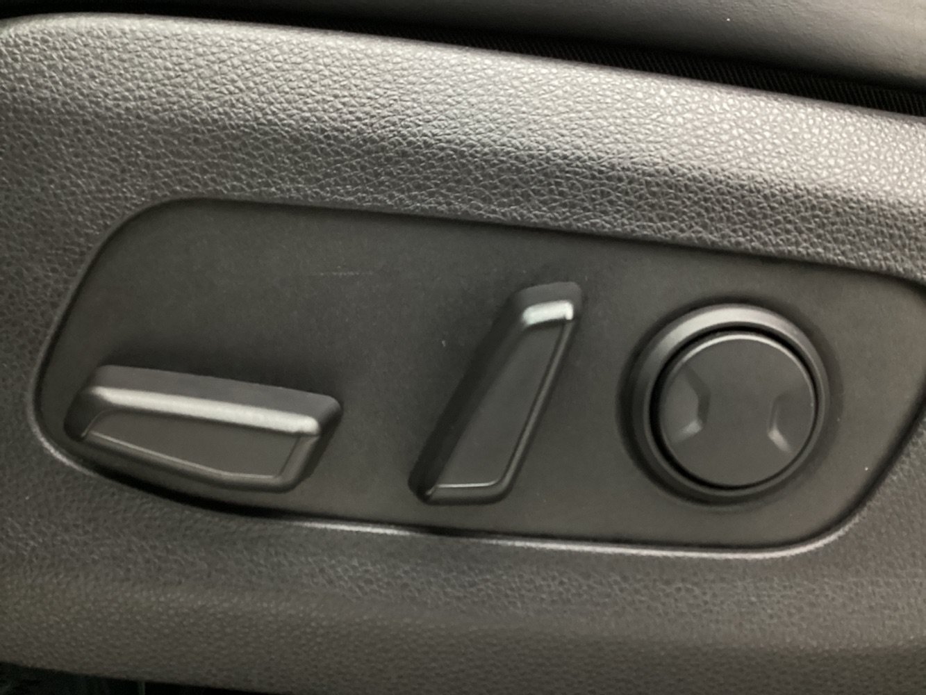Used 2024 Kia Carnival LX FWD image 39