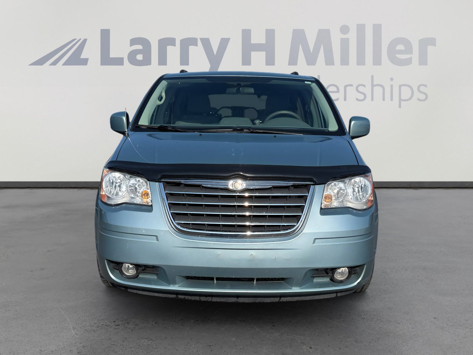 Used 2010 Chrysler Town & Country Touring FWD image 9