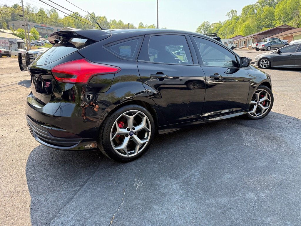 Used 2017 Ford Focus ST w/ Equipment Group 401A FWD image 5