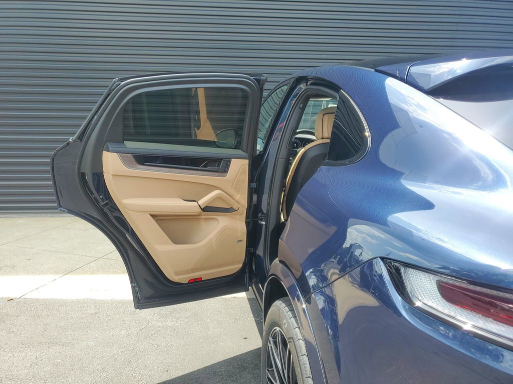 Certified 2025 Porsche Cayenne Coupe image 18