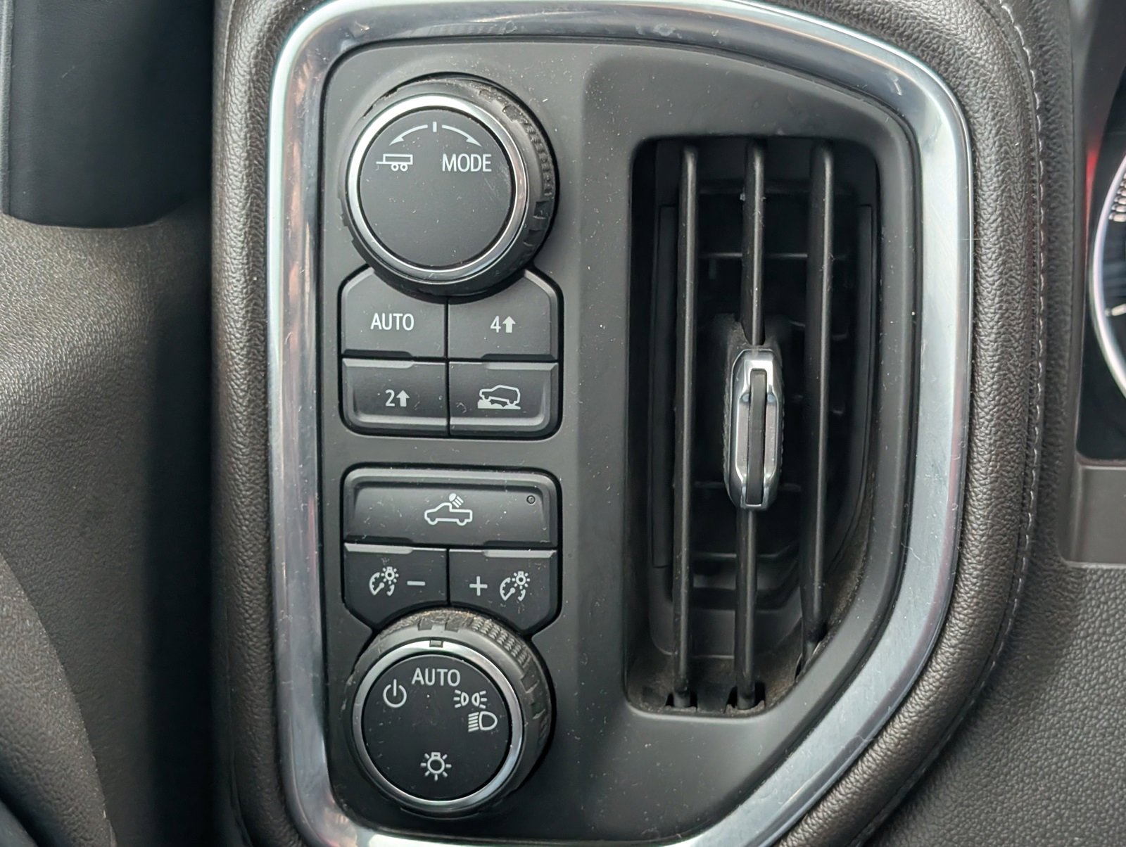 Used 2020 Chevrolet Silverado 1500 LT w/ Bed Protection Package image 13