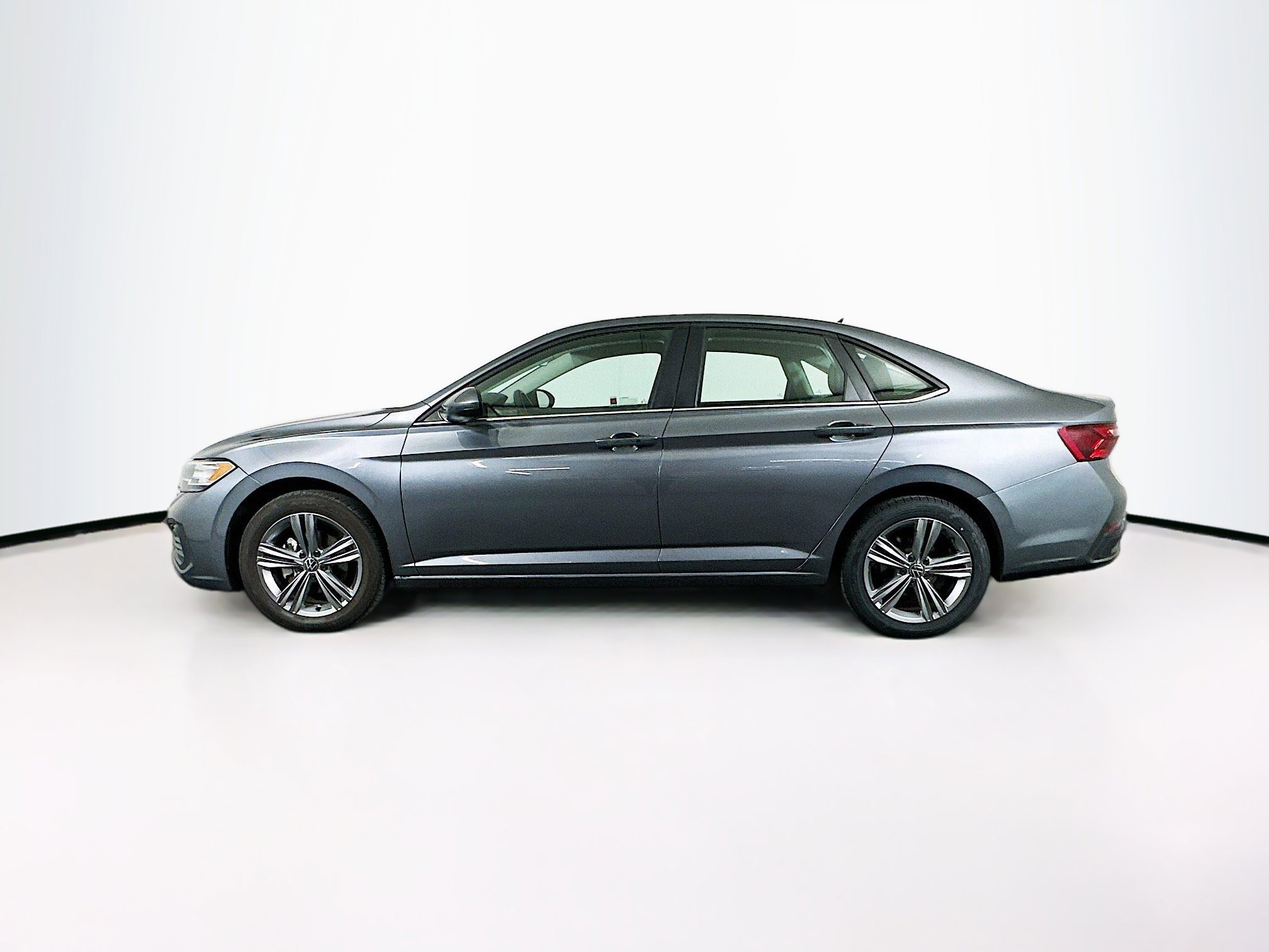 Used 2024 Volkswagen Jetta SE image 4