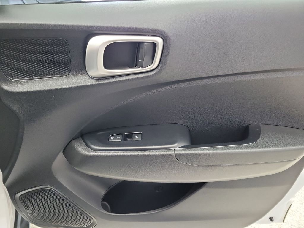 Used 2022 Hyundai Venue SEL image 21