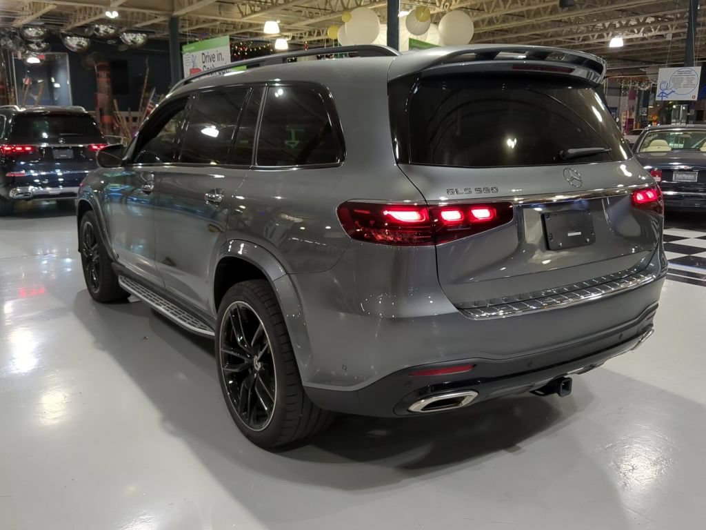Used 2025 Mercedes-Benz GLS 580 4MATIC image 9
