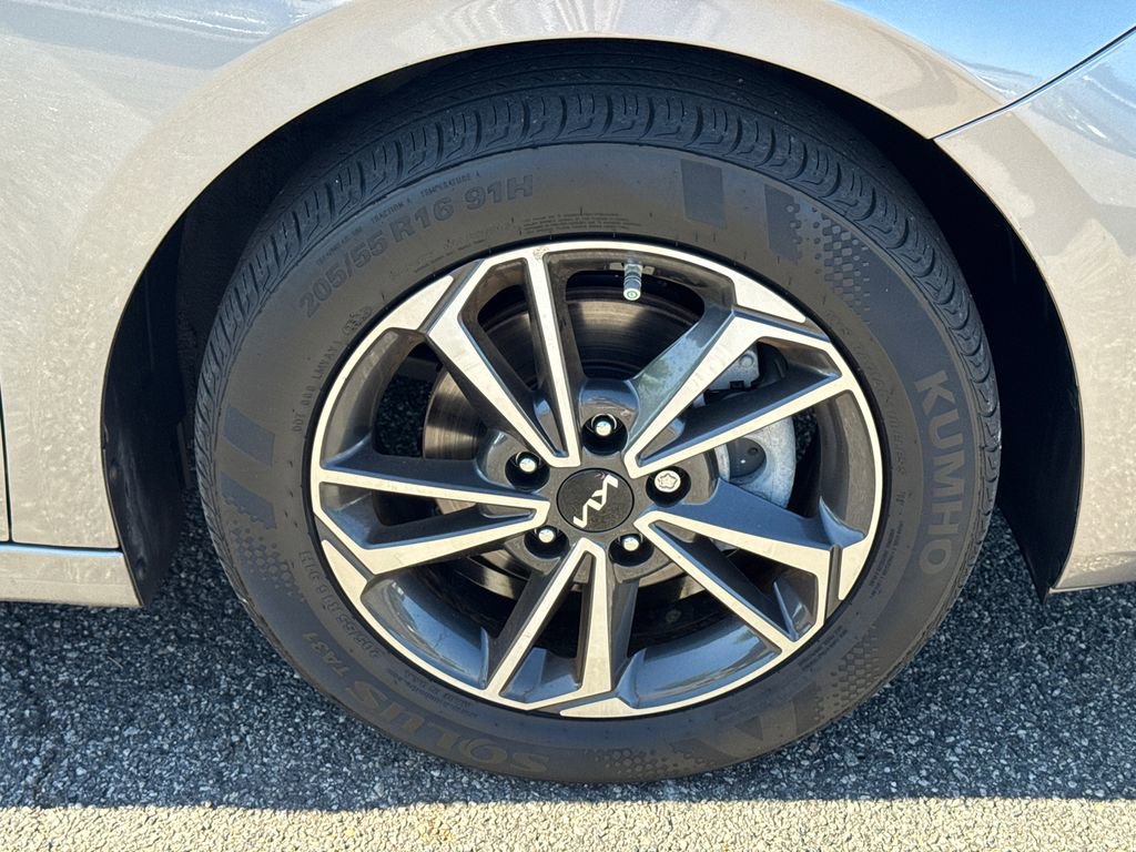 Used 2023 Kia Forte LXS w/ LXS Technology Package FWD image 12