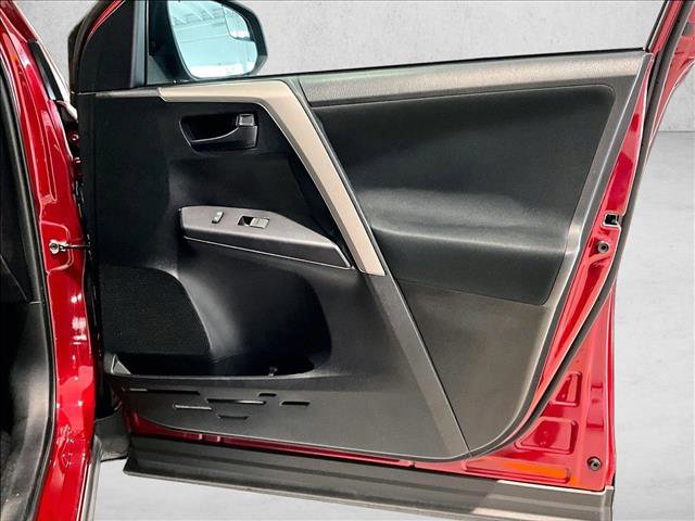 Used 2018 Toyota RAV4 LE image 19