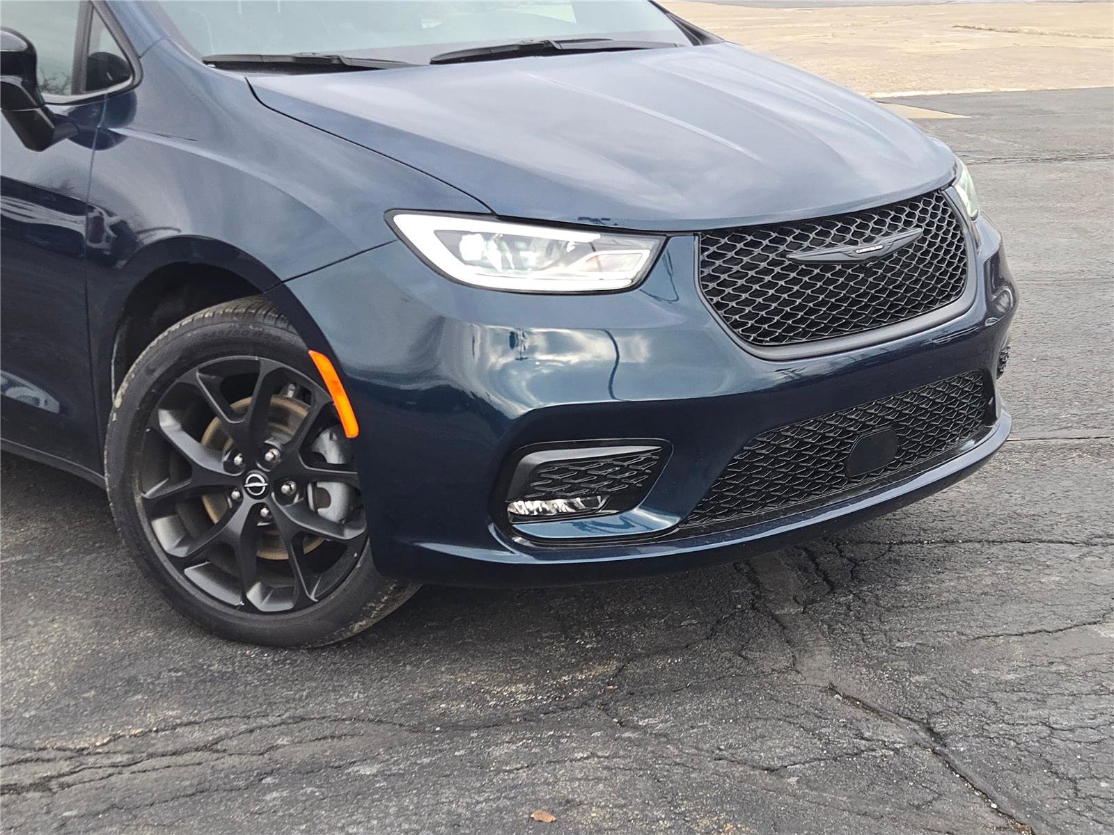 Used 2025 Chrysler Pacifica Limited w/ Uconnect Theater Family Group image 2