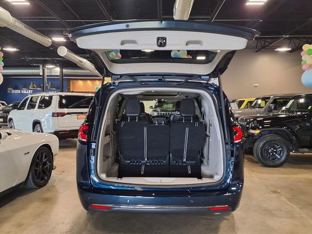 Used 2024 Chrysler Pacifica Limited AWD/4WD image 11