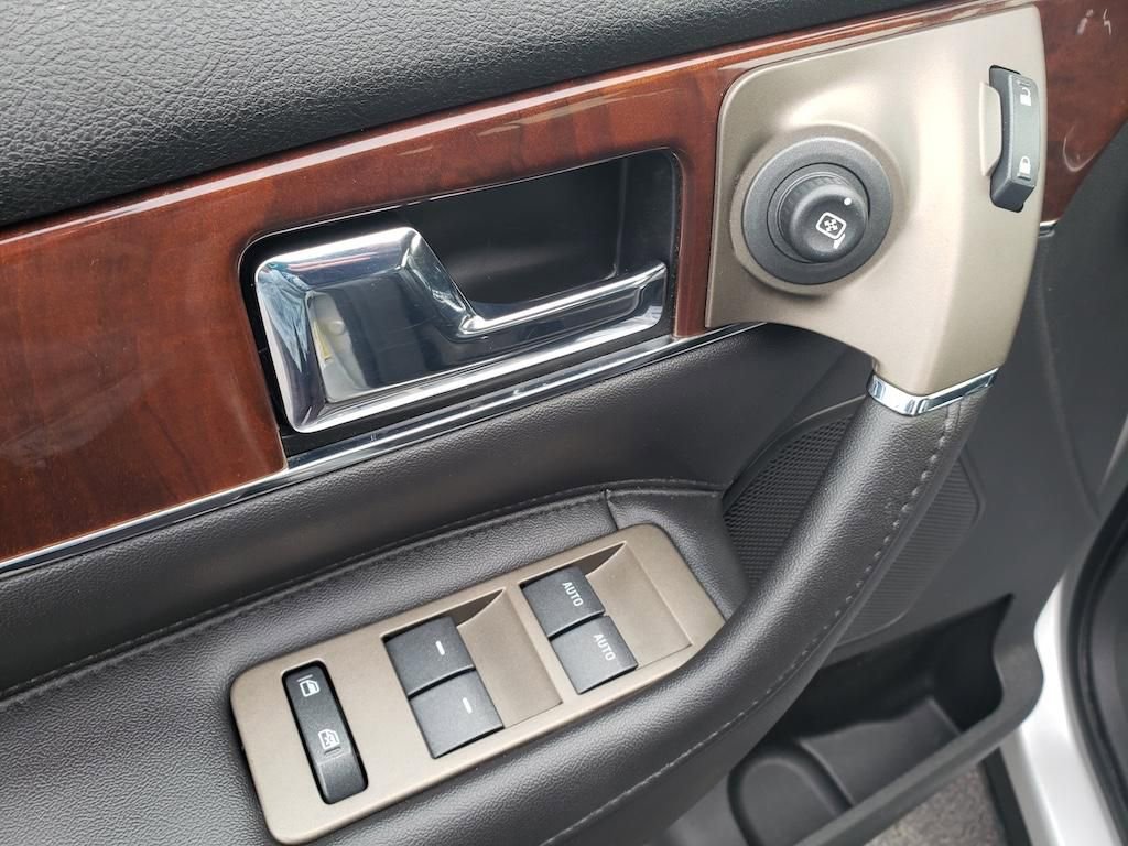 Used 2014 Lincoln MKX FWD w/ Walnut Swirl Wood Package image 19