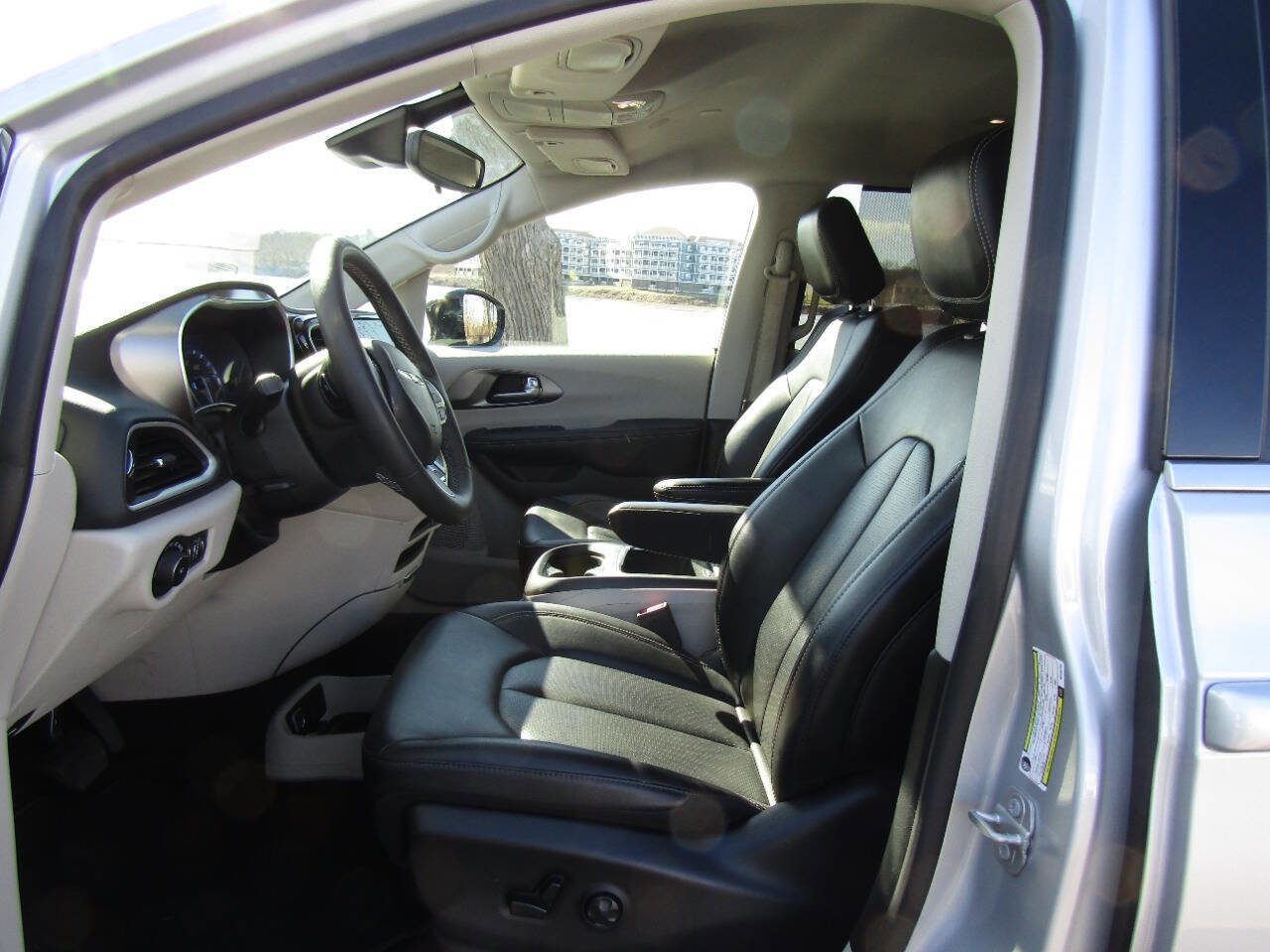 Used 2024 Chrysler Pacifica Touring-L image 12