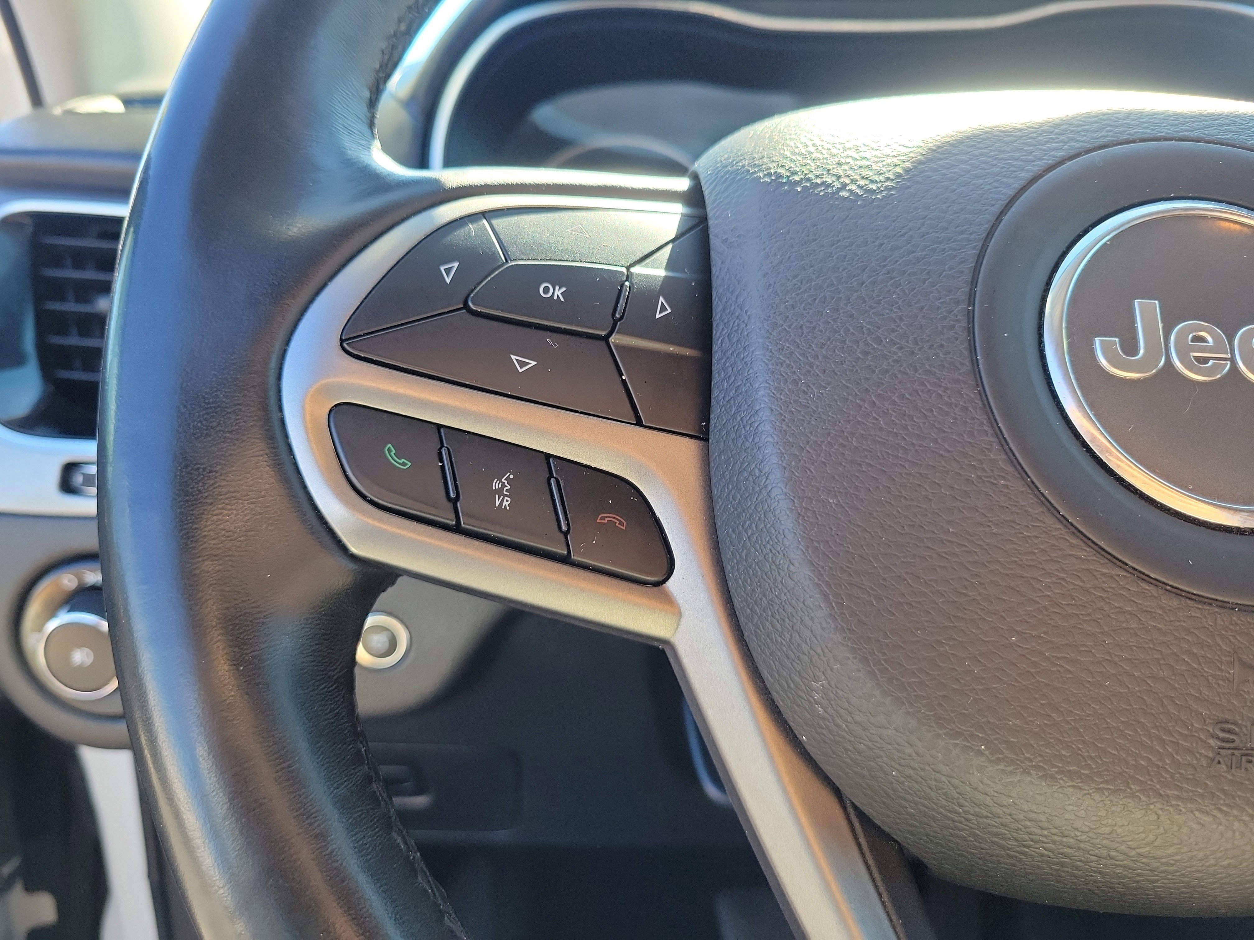 Used 2019 Jeep Cherokee Overland w/ Technology Group image 28