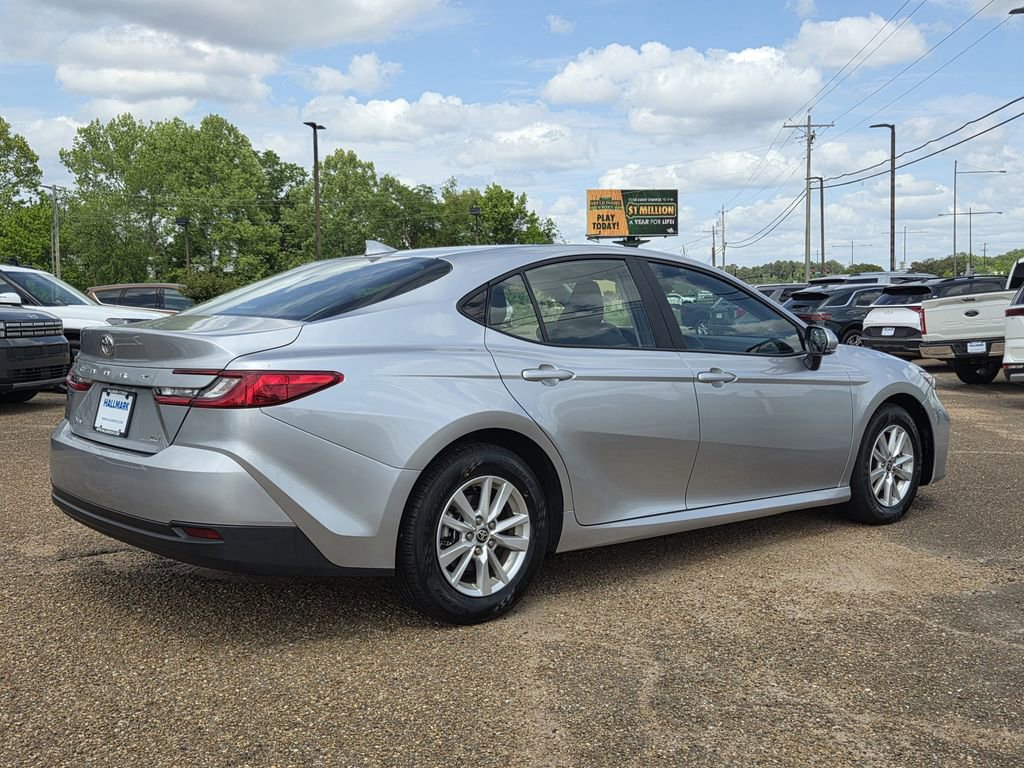Used 2025 Toyota Camry LE image 4