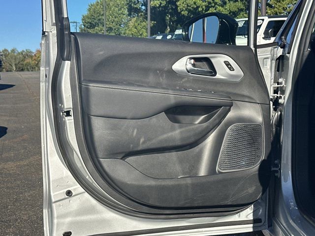 New 2026 Chrysler Pacifica Limited image 10