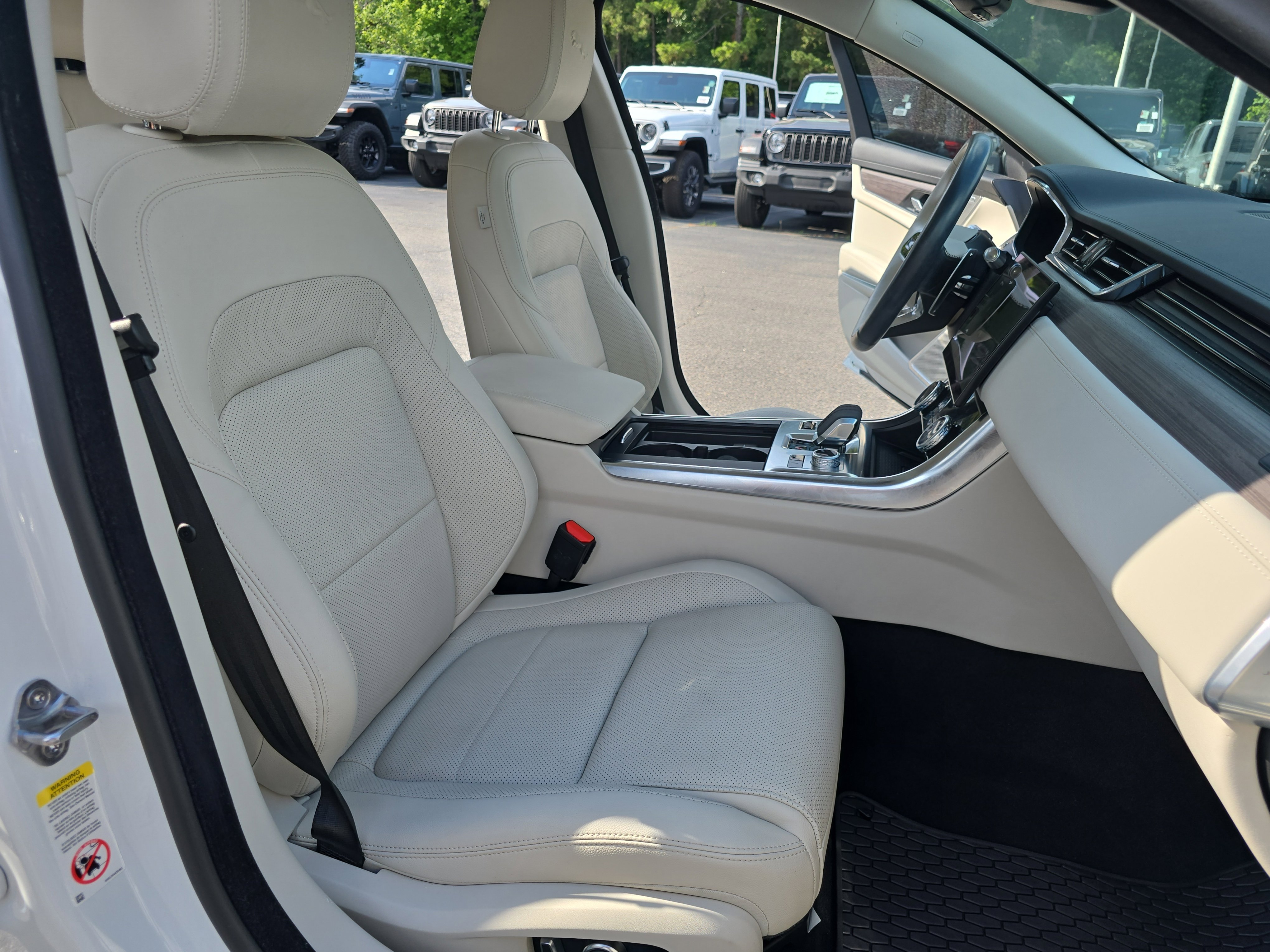 Used 2022 Jaguar XF SE RWD image 10