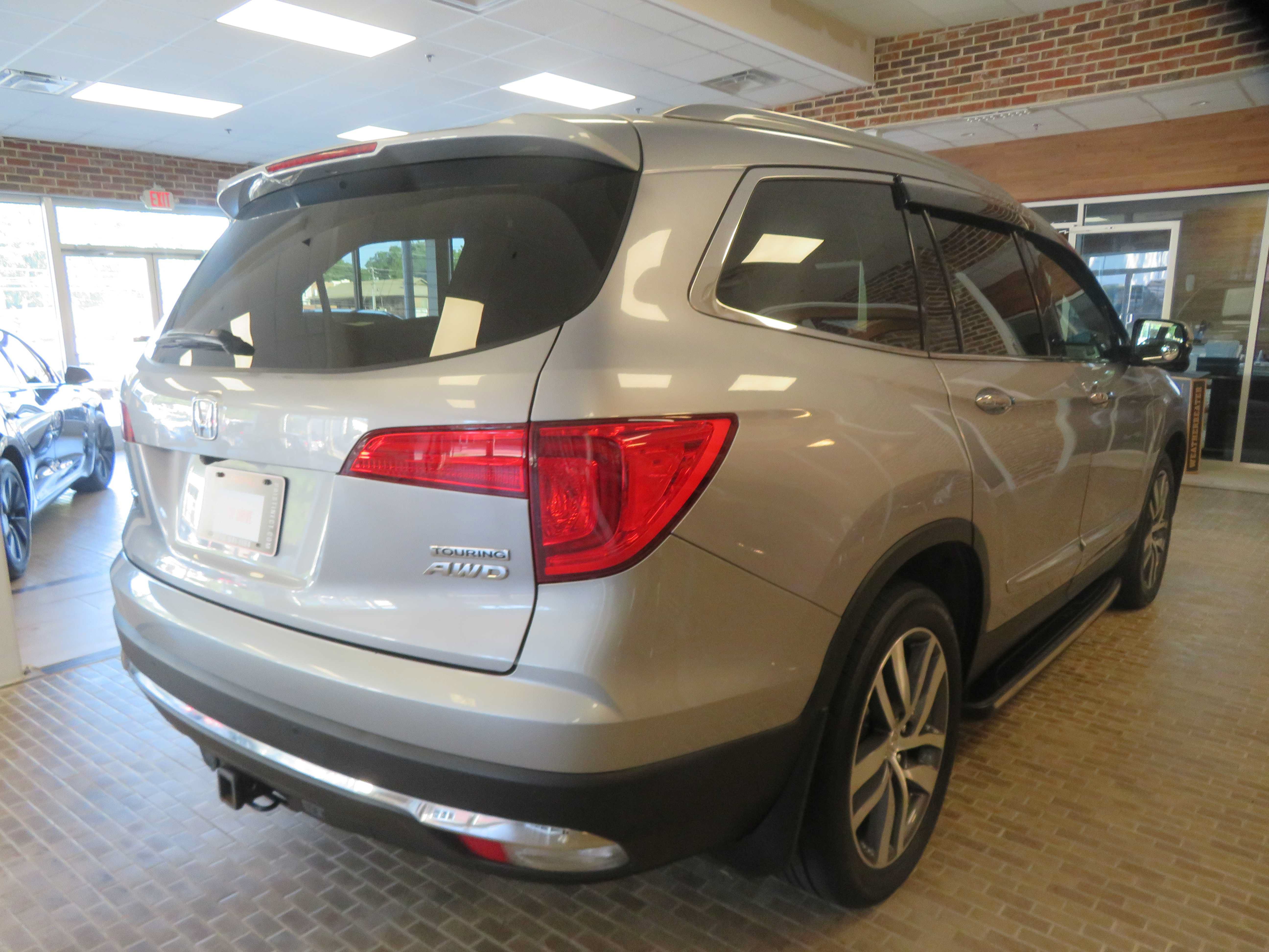 Used 2017 Honda Pilot Touring image 4