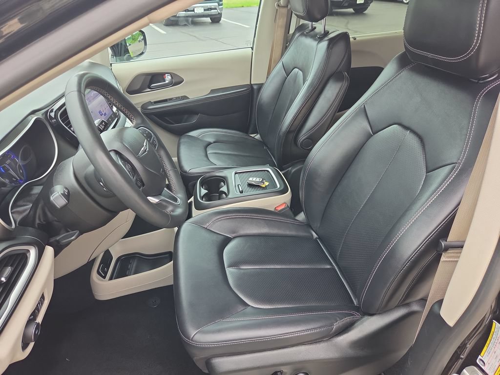 Used 2024 Chrysler Pacifica Touring-L FWD image 25