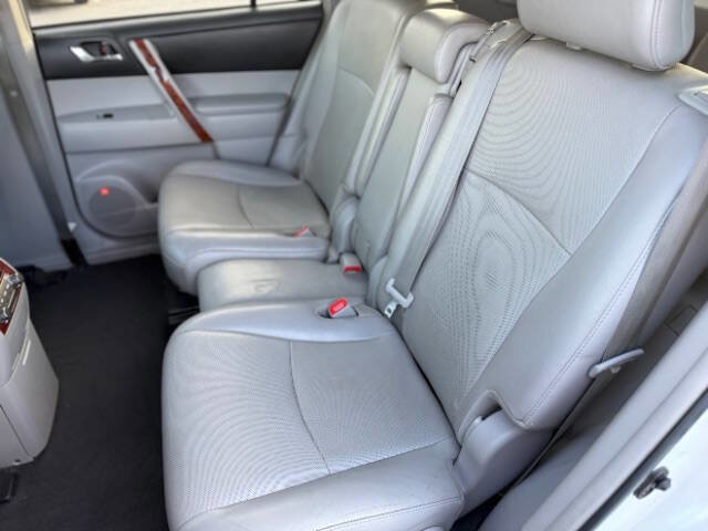Used 2012 Toyota Highlander Limited w/ Tow Pkg FWD image 15