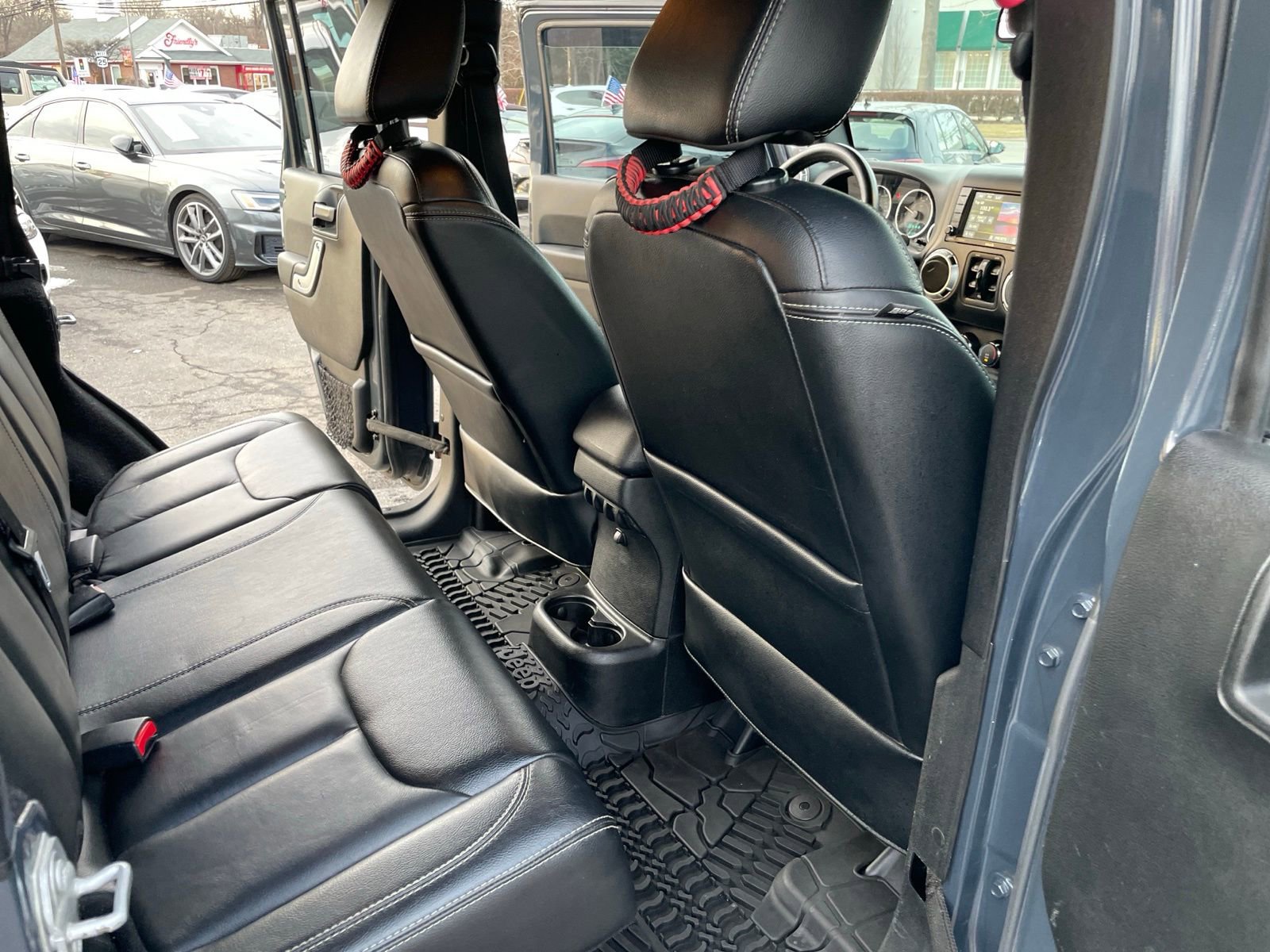 Used 2017 Jeep Wrangler Unlimited Sahara w/ Connectivity Group image 15