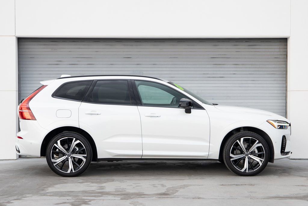 Used 2022 Volvo XC60 B5 R-Design w/ Advanced Package image 4