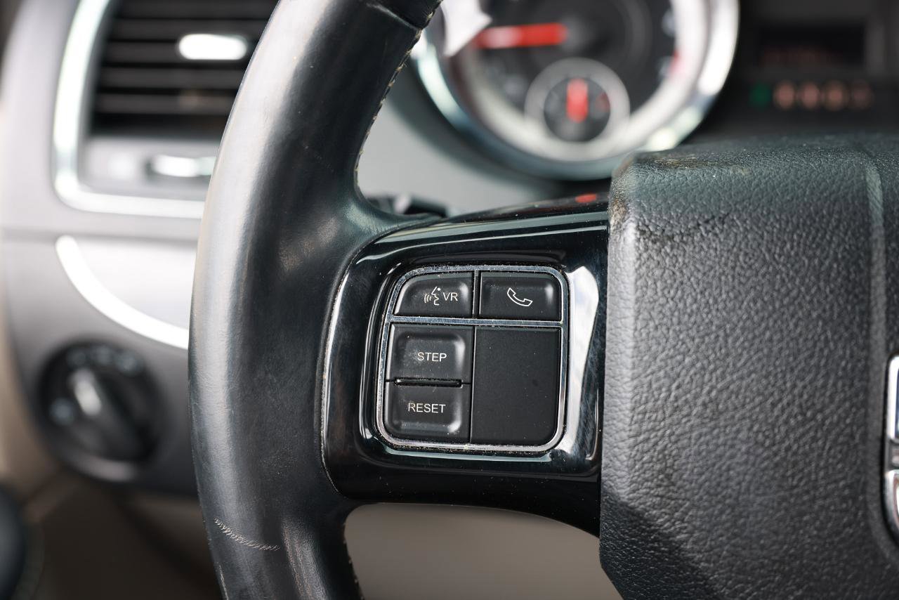 Used 2015 Dodge Grand Caravan SE image 28