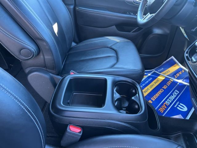 Used 2025 Chrysler Pacifica Select image 13