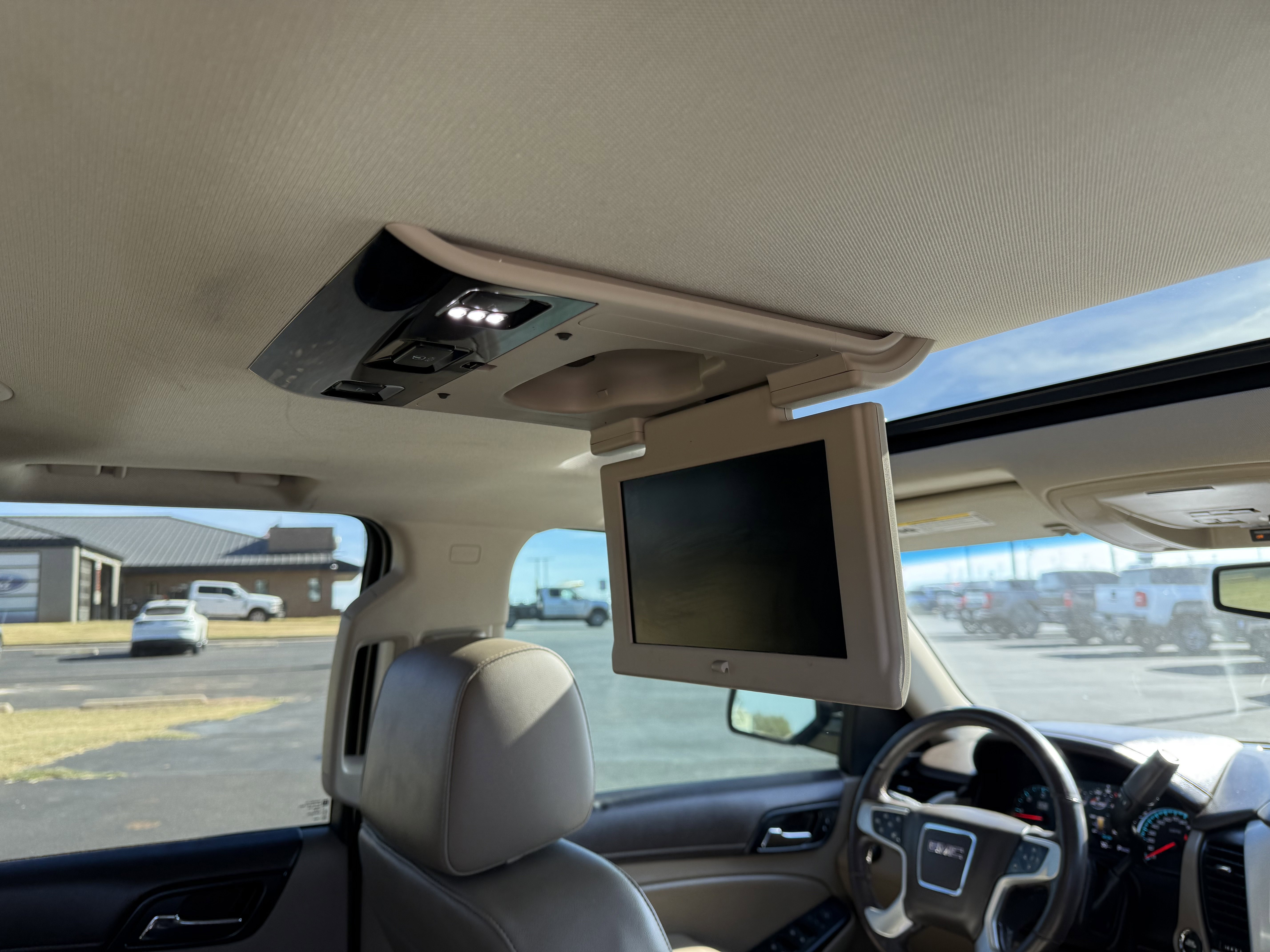 Used 2017 GMC Yukon SLT w/ Premium Edition image 8