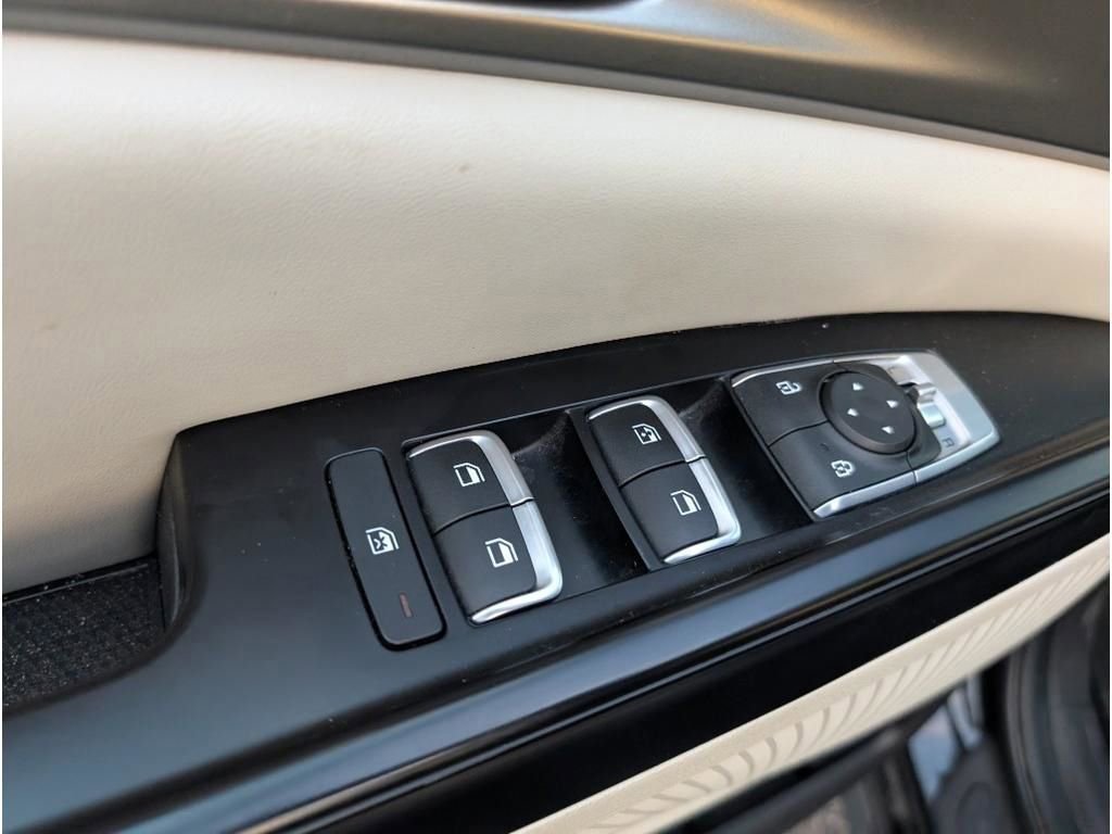 Used 2024 Kia Carnival LX image 13