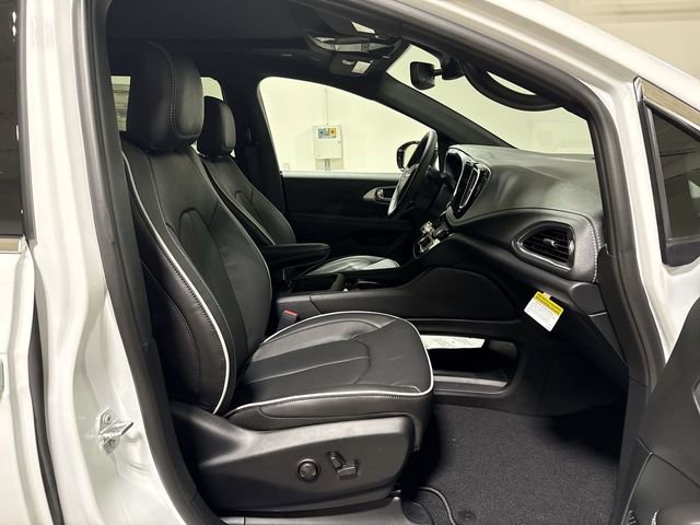 New 2026 Chrysler Pacifica Limited FWD image 24