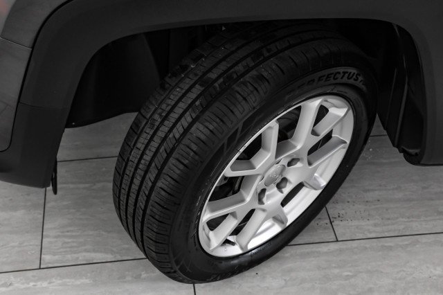 Used 2019 Jeep Renegade Latitude w/ Popular Equipment Group image 53