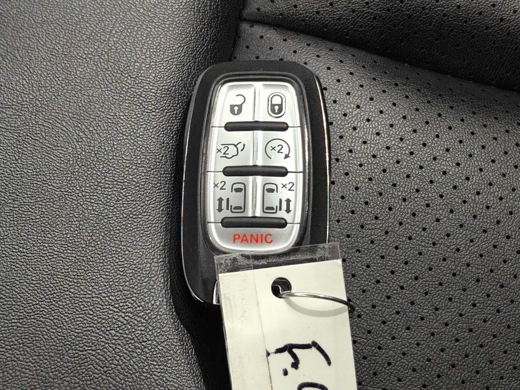 Used 2024 Chrysler Pacifica Touring-L image 11
