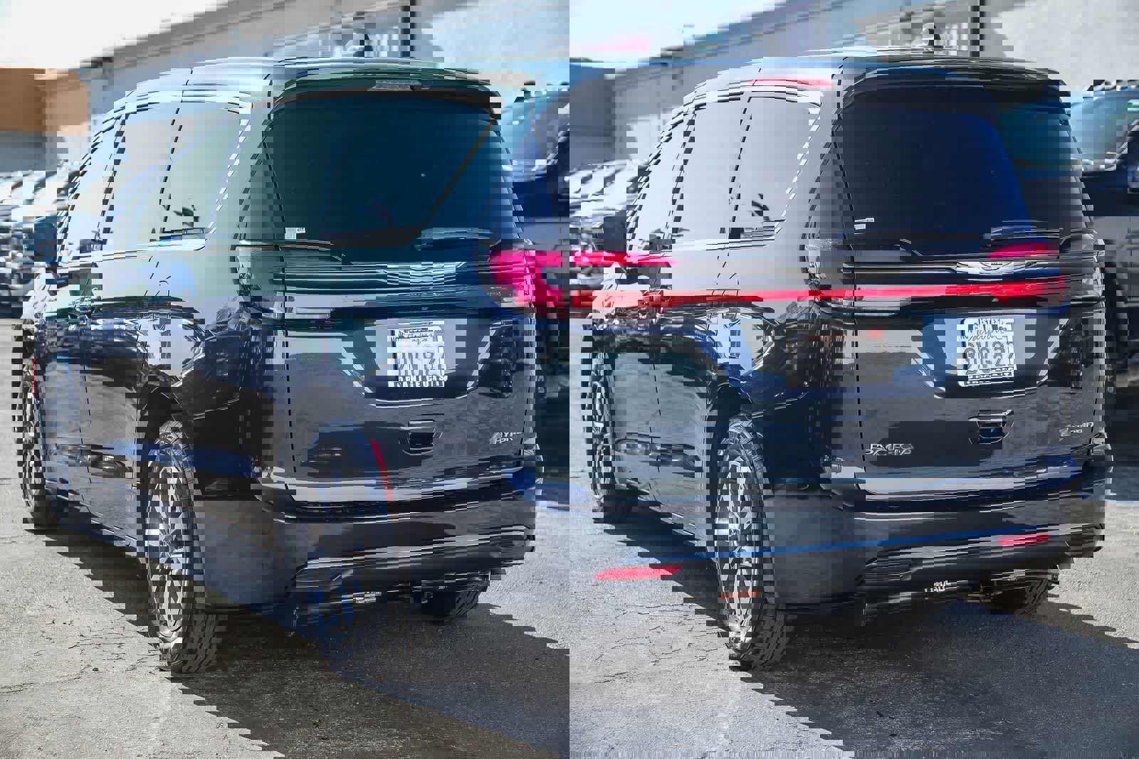 Used 2022 Chrysler Pacifica Touring-L image 6