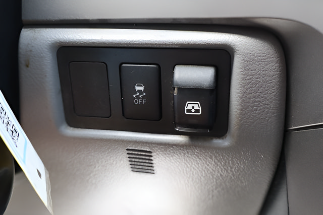 Used 2012 Toyota Tundra 4x4 CrewMax w/ Tow Pkg image 18