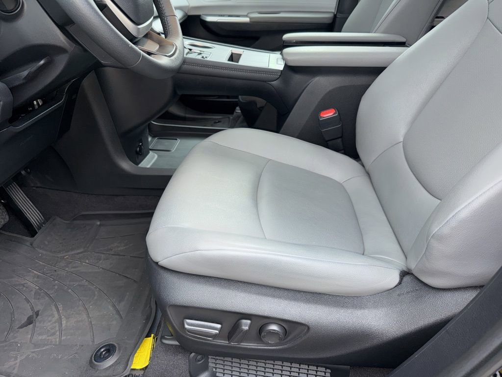 Used 2025 Toyota Sienna XLE image 15
