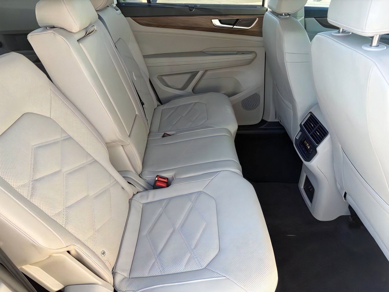 Used 2024 Volkswagen Atlas SE w/ Black Wheel Package FWD image 16