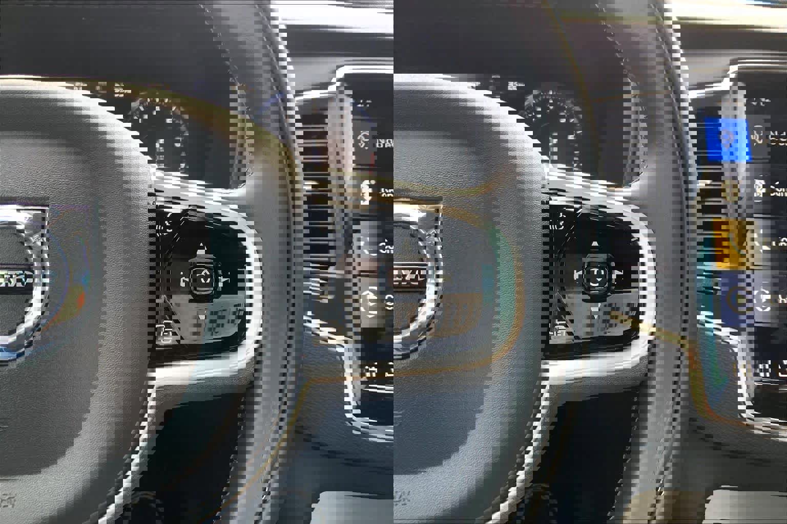 Used 2021 Volvo XC90 T5 Momentum w/ Protection Package Premier image 24