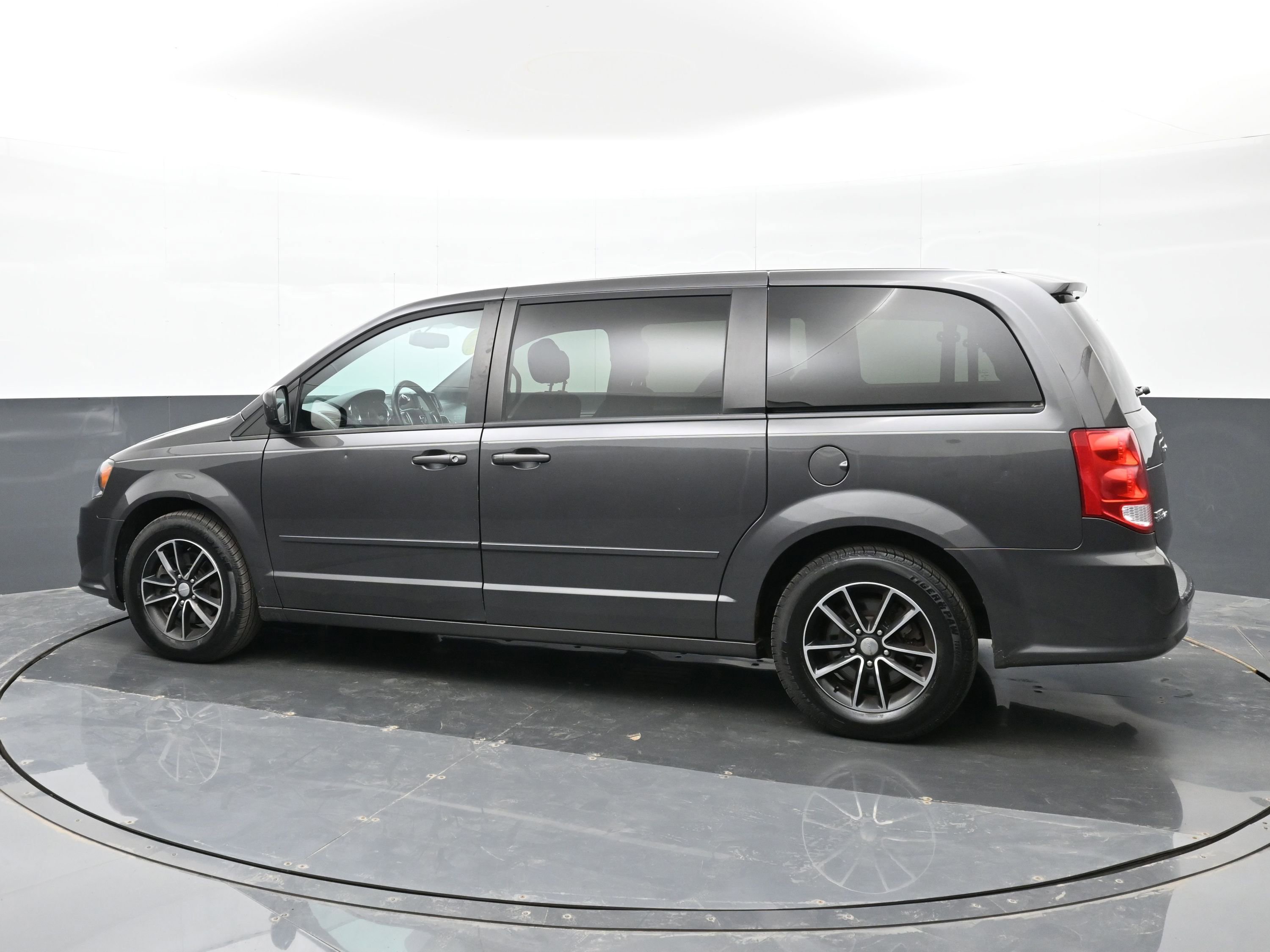 Used 2015 Dodge Grand Caravan SXT w/ Blacktop Package image 5