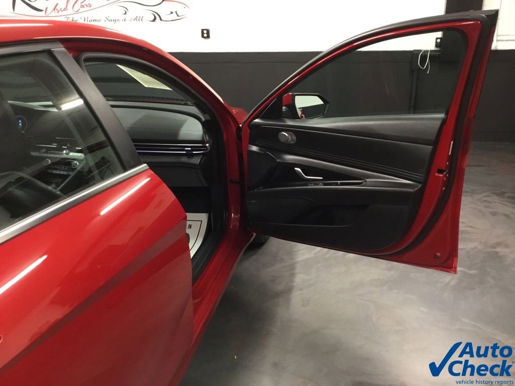 Used 2023 Hyundai Elantra Limited image 39