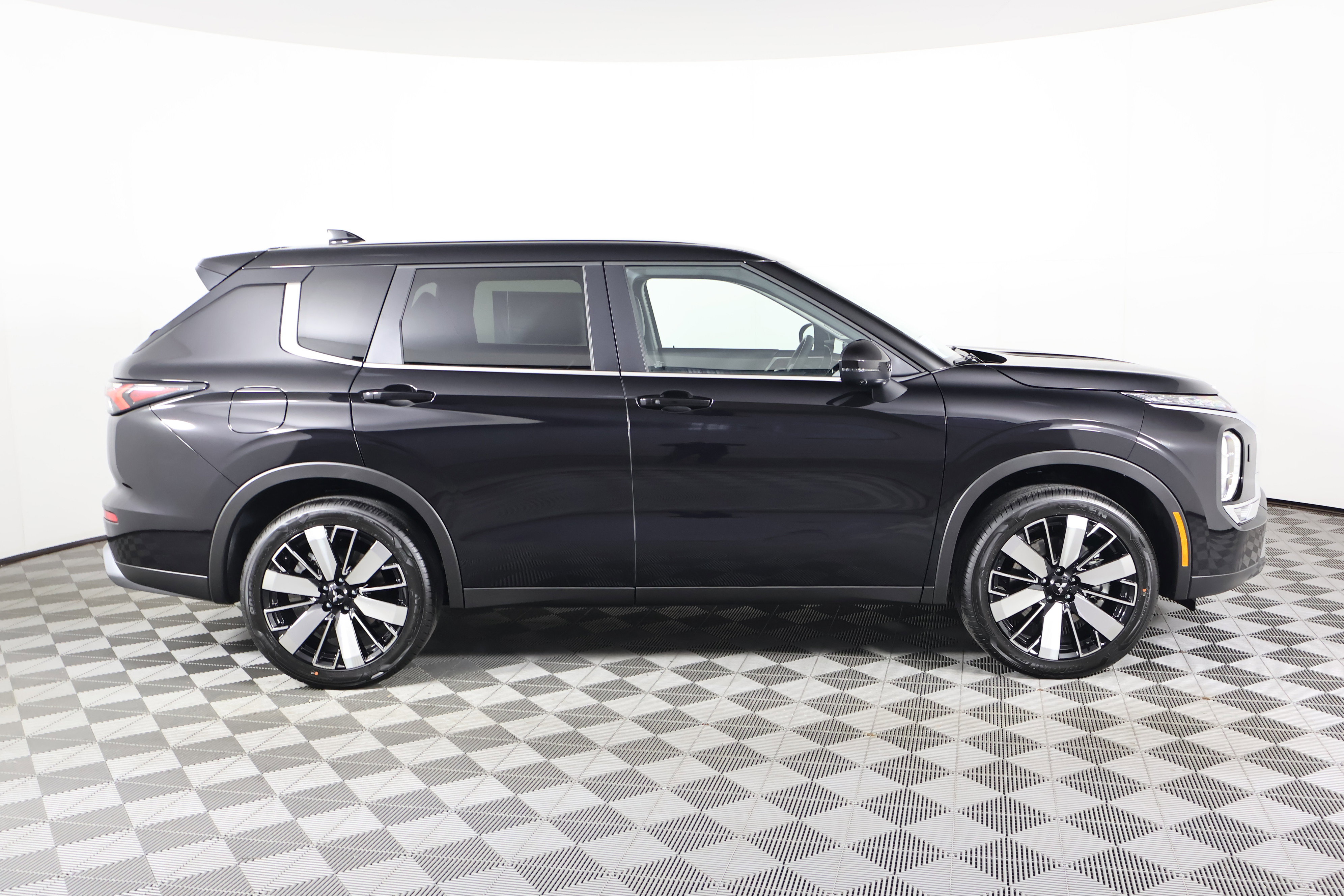 New 2026 Mitsubishi Outlander SE image 5