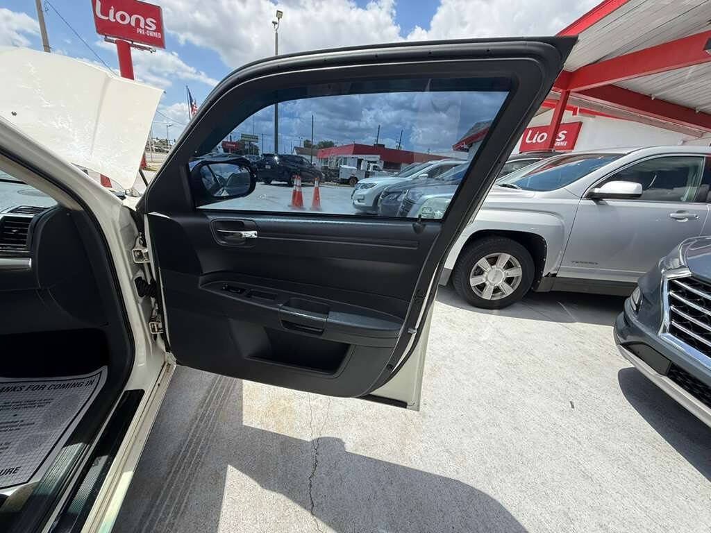 Used 2008 Chrysler 300 LX RWD image 9