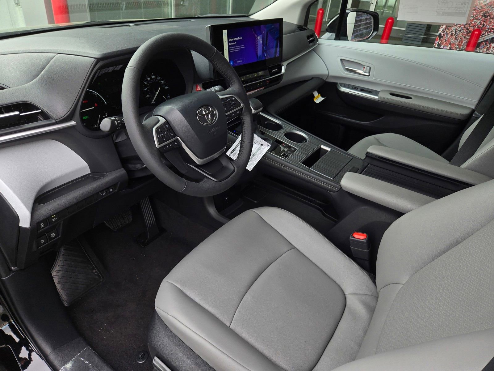 Used 2026 Toyota Sienna XLE image 8