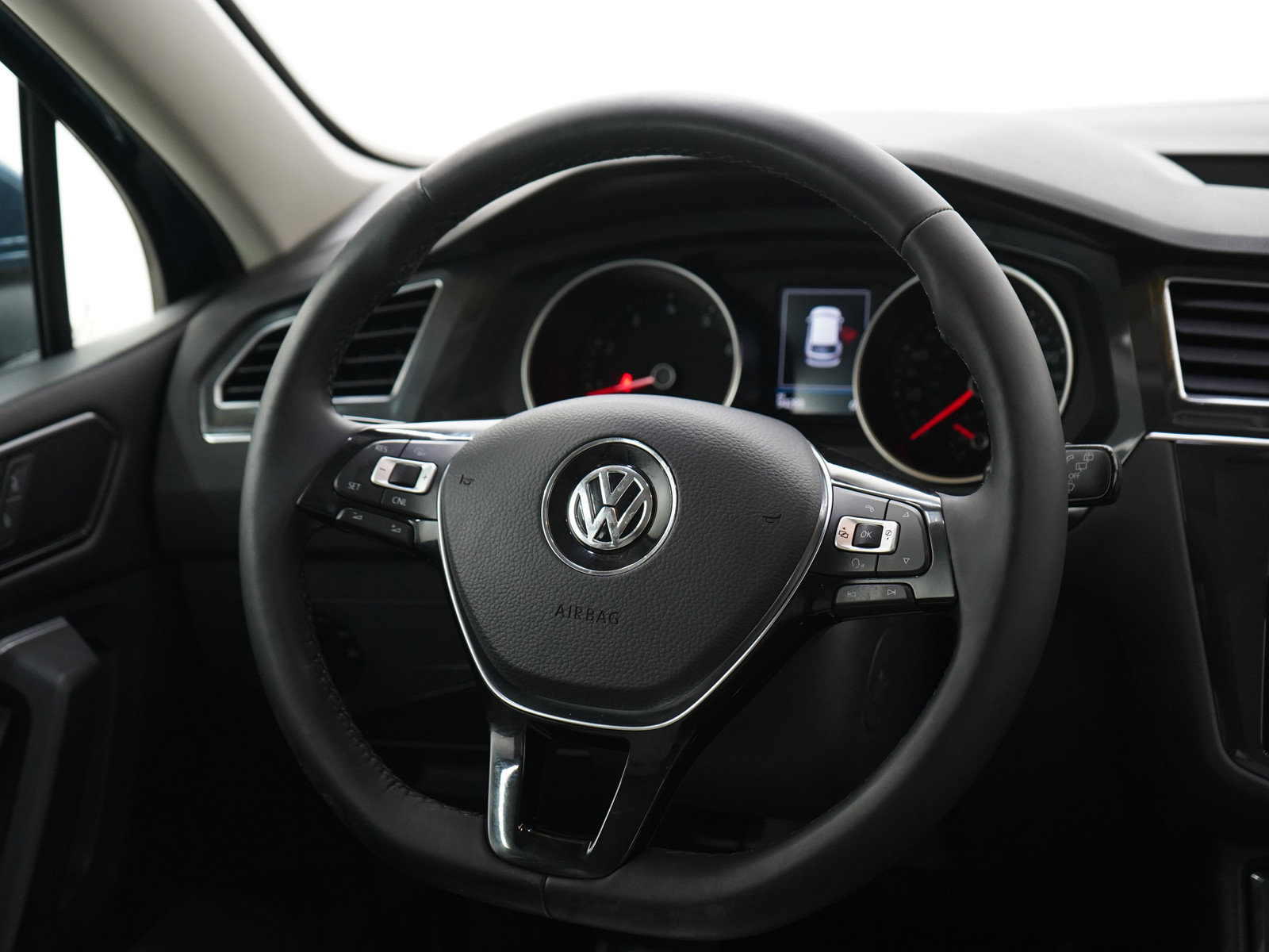 Used 2018 Volkswagen Tiguan SE w/ Front Fog Lights Package image 14