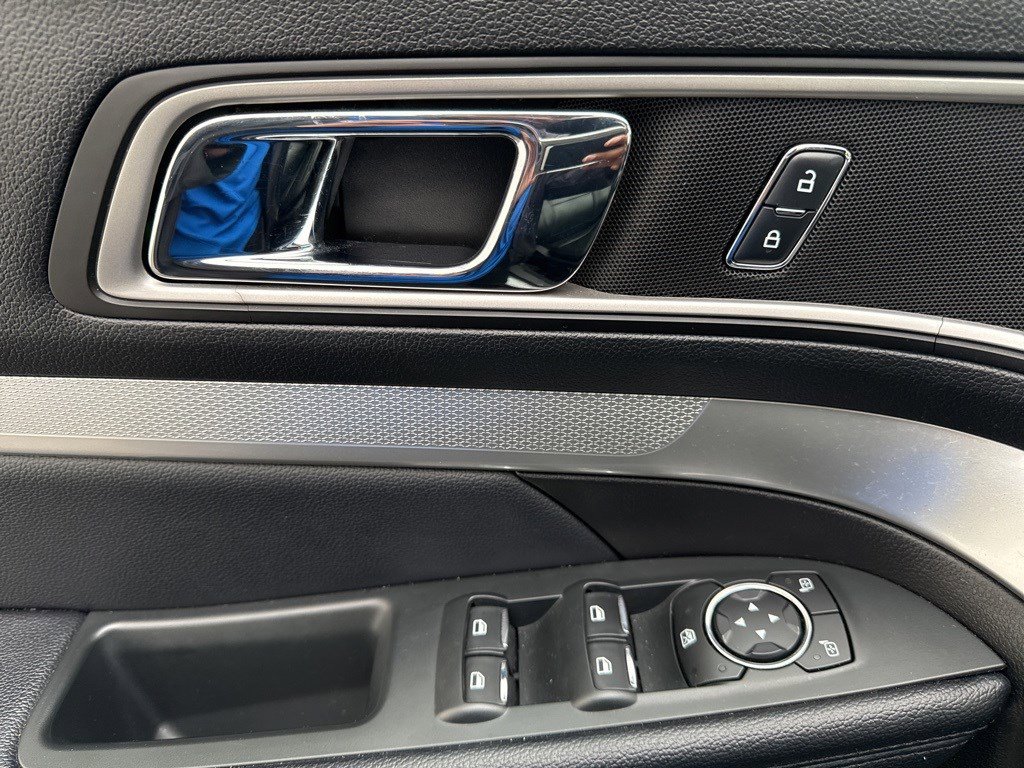 Used 2017 Ford Explorer XLT w/ Equipment Group 202A image 13