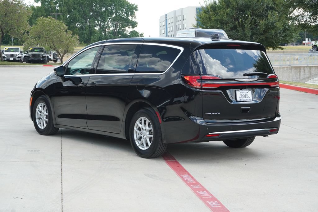 Used 2026 Chrysler Pacifica Select FWD image 3