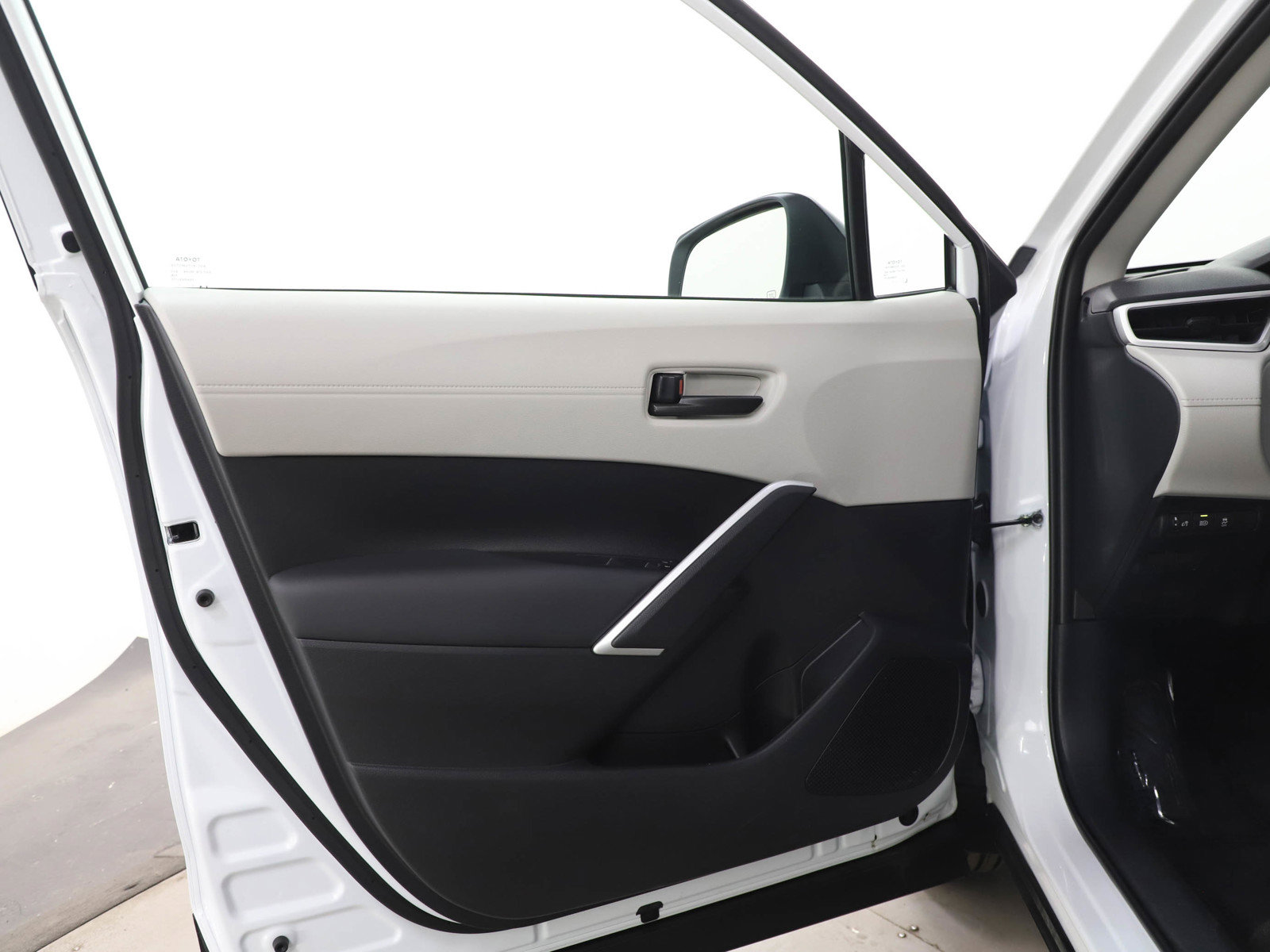 Used 2026 Toyota Corolla Cross L image 18