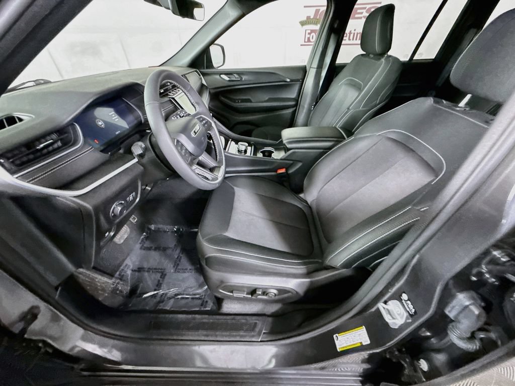 Used 2025 Jeep Grand Cherokee Laredo X AWD/4WD image 25