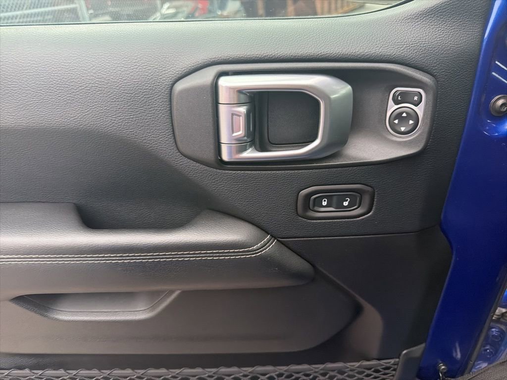 Used 2018 Jeep Wrangler Unlimited Sahara image 13